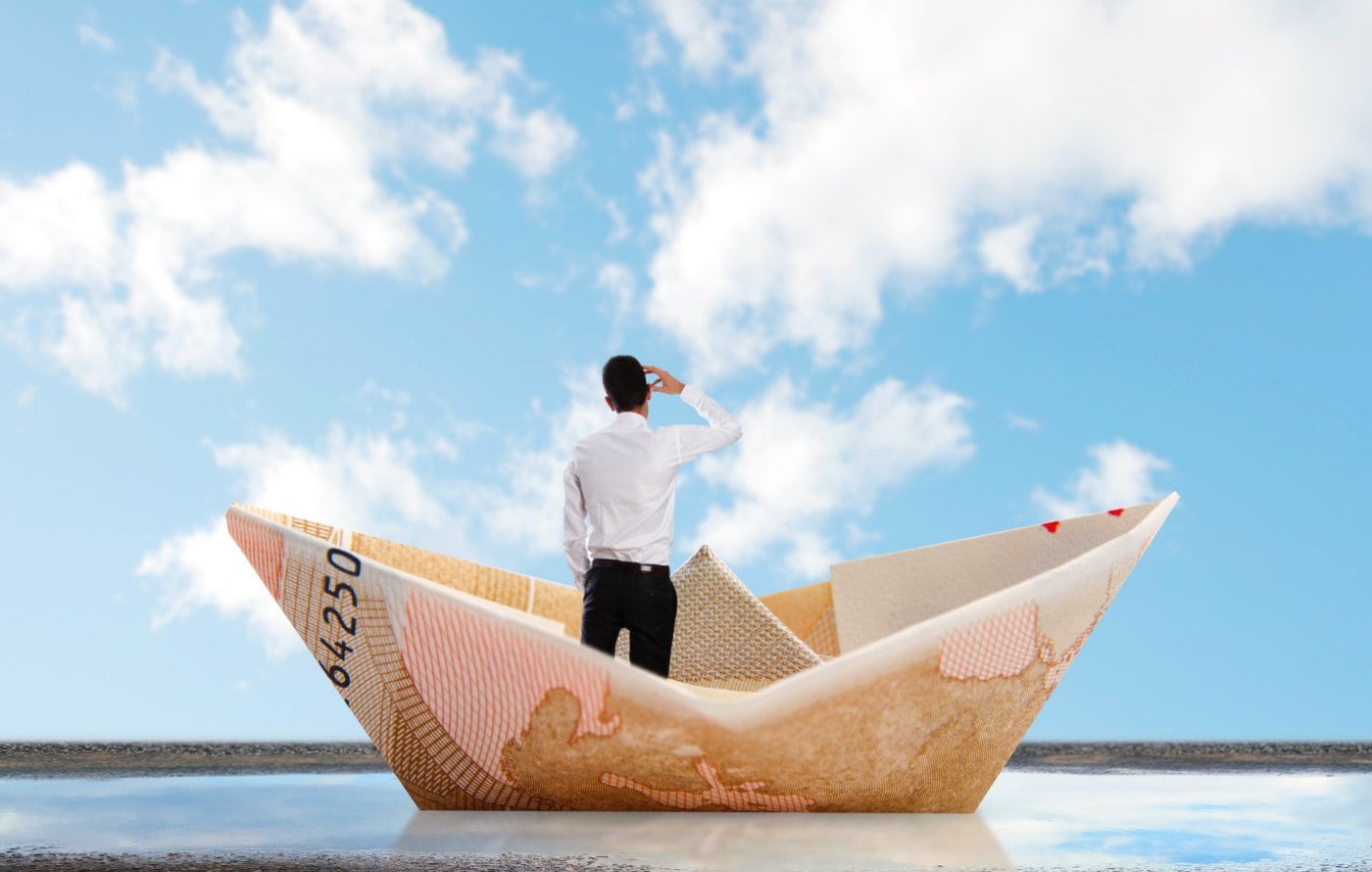 man into a bill boat on a puddle Rahoitus